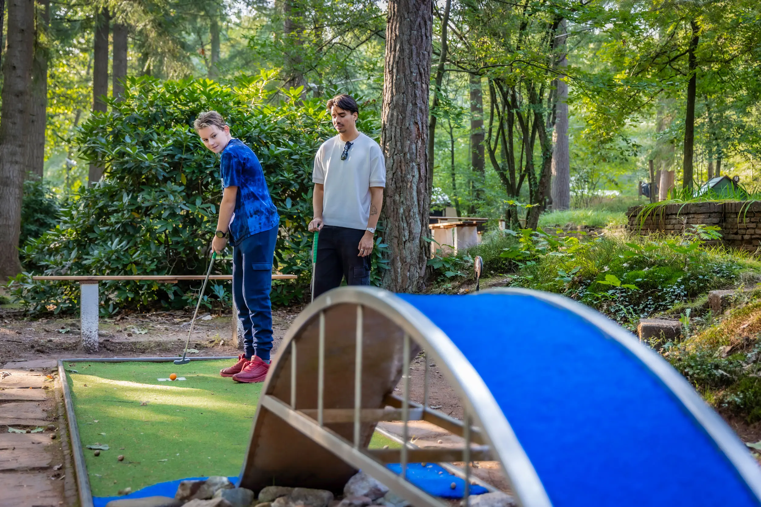 Minigolf Apeldoorn twee jongens op de minigolfbaan