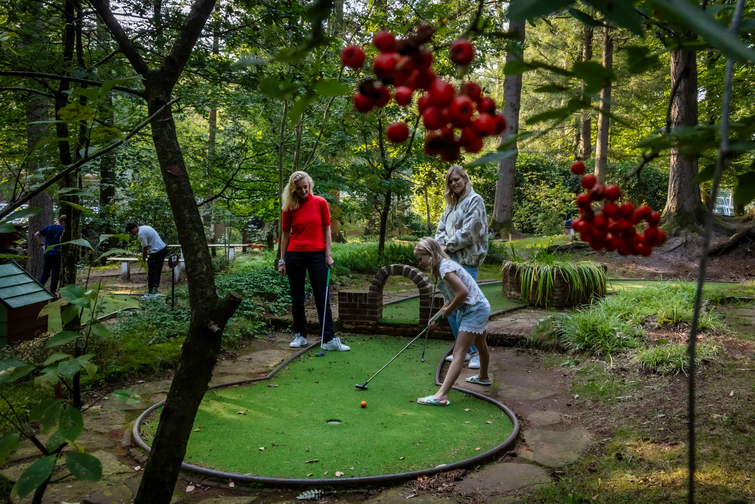 Minigolf Apeldoorn twee vrouwen en kind