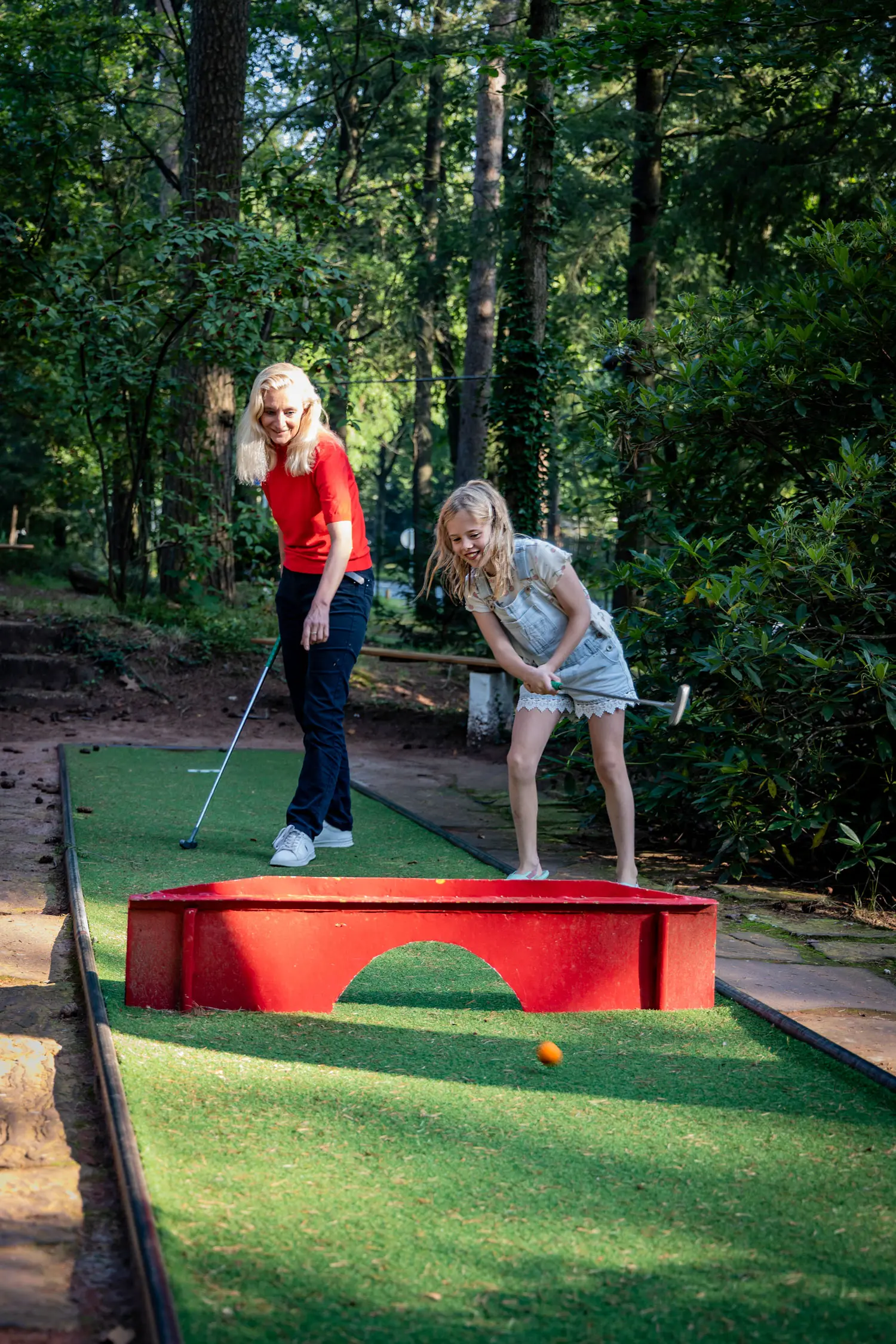 Minigolf Apeldoorn vrouw en meisje