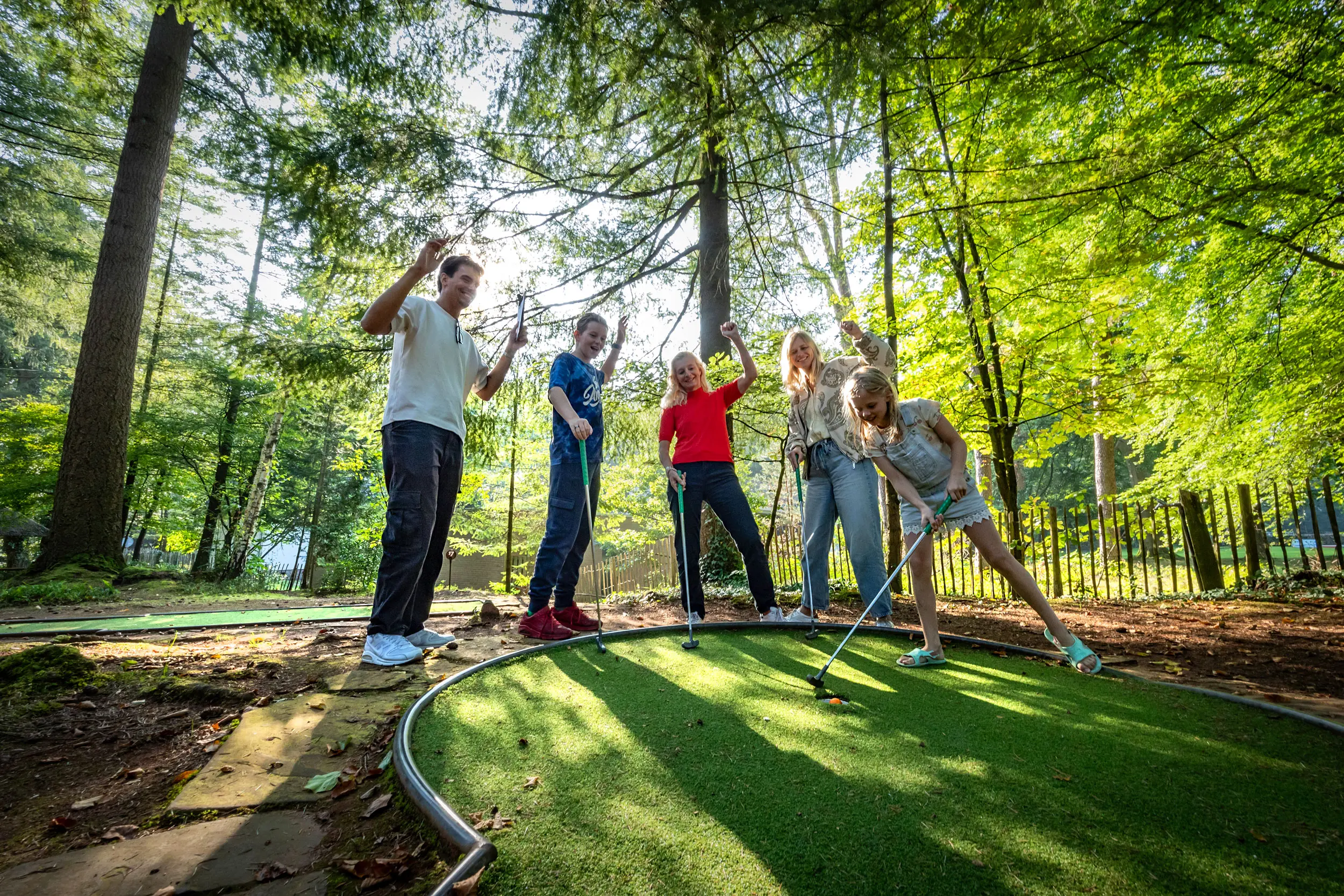 Juichende mensen Minigolf Apeldoorn