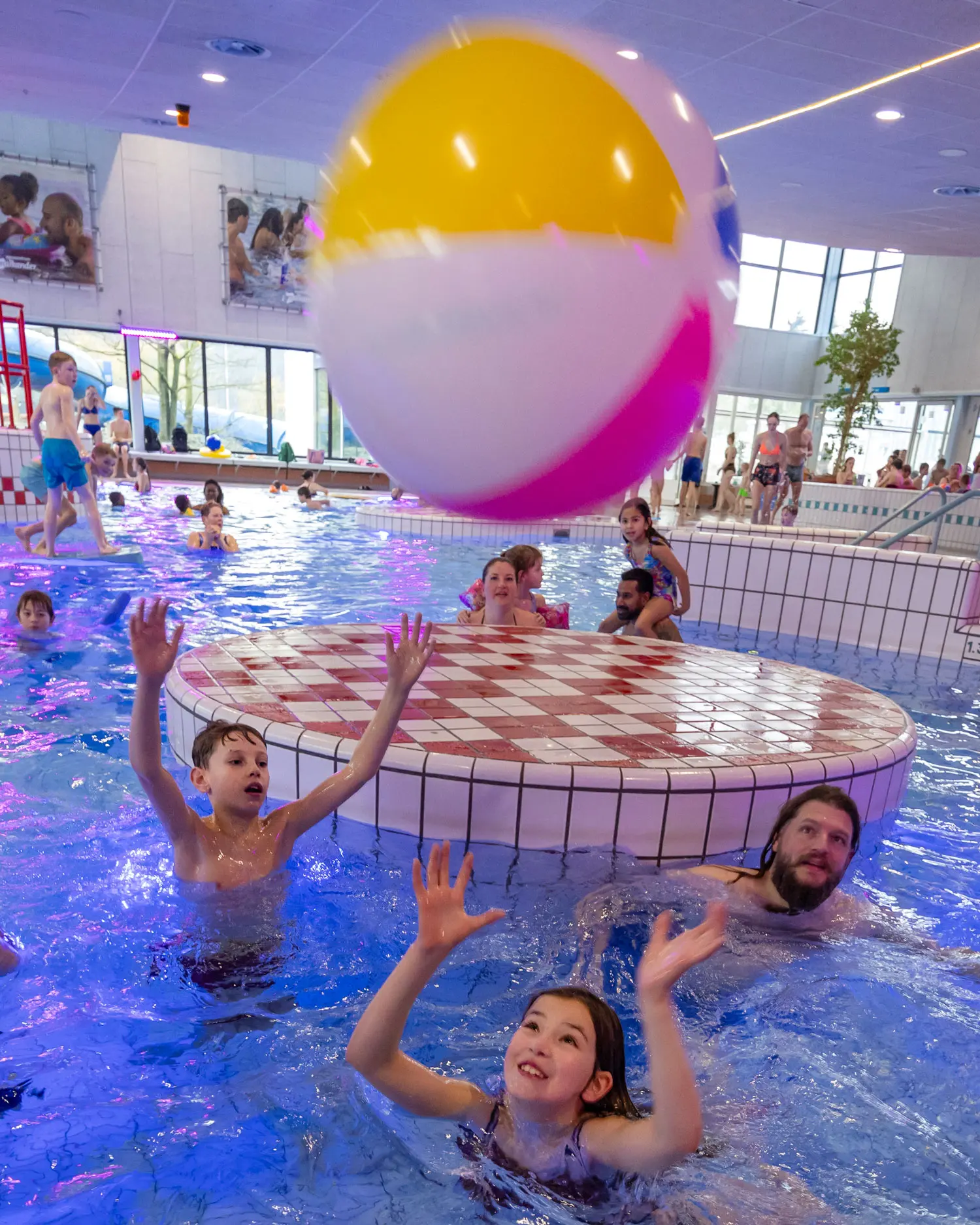 Kinderen met strandbal Aquacentrum Malkander