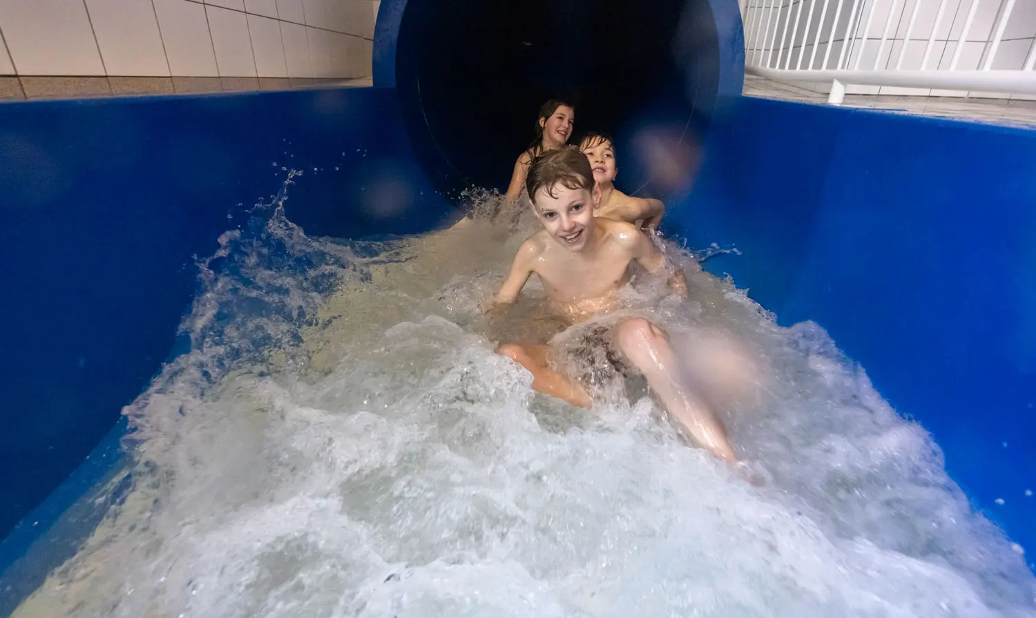 Glijbaan met kinderen Aquacentrum Malkander